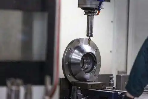Pieza metálica tipo brida mecanizándose en una máquina CNC